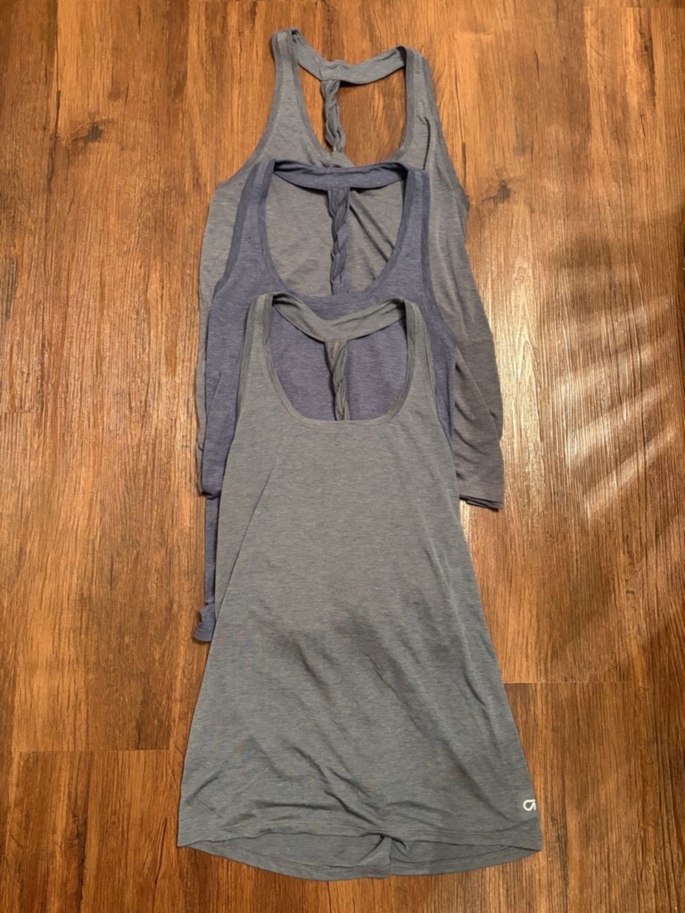GapFit Breathe Air Tank with Twist-Back women sz S EUC set of 3 gray tank top